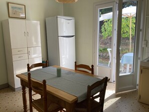 Dining - Maison Centre Ville de Soulac, 5 mn à Pied du Centre et de la Plage (Soulac-sur-Mer)