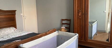 3 bedrooms, iron/ironing board, travel cot