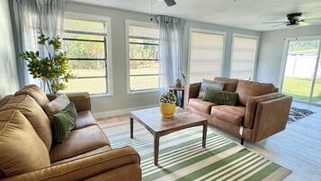 Een smart-tv en een open haard