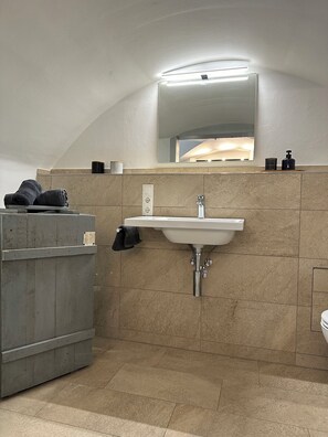 Haartrockner, Handtücher, Seife, Toilettenpapier
