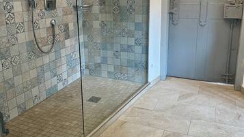 Haartrockner, HandtĂŒcher, Seife, Toilettenpapier