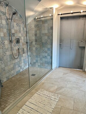 ヘアドライヤー、タオル、石鹸、トイレットペーパー