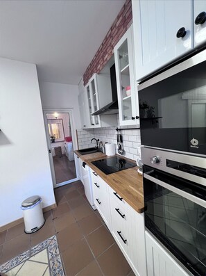 Kühlschrank, Mikrowelle, Ofen, Herdplatte