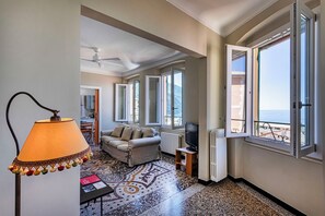 Appartement, uitzicht op zee | Woonruimte