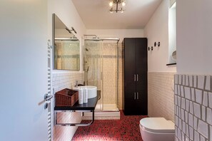 Apartment, Sea View | Bilik Mandi | Sabun, syampu, tisu tandas 