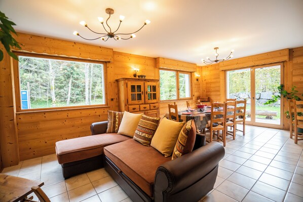 Tv och ett bordtennisbord