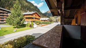 A wooden building with a balcony overlooking a street and a mountain. - Chalet 9 persons, near Linga gondola, with Wi-Fi - Chatel Reservation (Châtel)