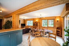 A wooden cabin interior with a kitchen, dining area, and living space. - Chalet 9 persons, near Linga gondola, with Wi-Fi - Chatel Reservation (Châtel)