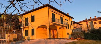 The Yellow House - Holly large apartment, rustic connected to the garden
