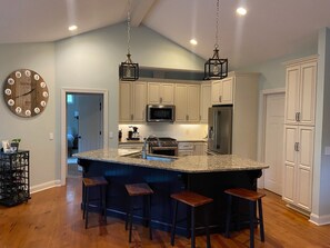 Fridge, microwave, oven, stovetop - Beautiful 4-bedroom Pinehurst home - US Open Players' rental, now ready for you! (Pinehurst)