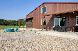 Outdoor dining - Serene Blanco Ranch Retreat – For Nature Lovers (Blanco)