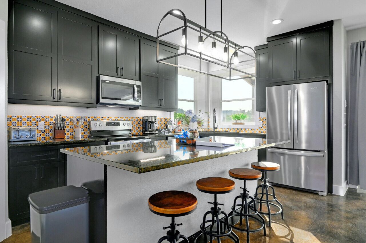 冷蔵庫、電子レンジ、オーブン、コンロ