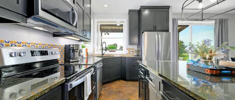 Jääkaappi, mikroaaltouuni, uuni, liesi