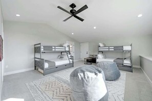 3 bedrooms, iron/ironing board, travel cot, free WiFi - Serene Blanco Ranch with Pond Views (Blanco)