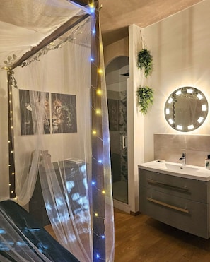 Shower, jetted bath, hair dryer, bidet - Loft Entre Vigne et Truffes Location Vacances Groupe en Provence (Valréas)