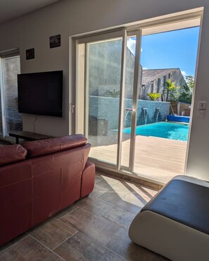 TV, table football, ping pong - Loft Entre Vigne et Truffes Location Vacances Groupe en Provence (Valréas)