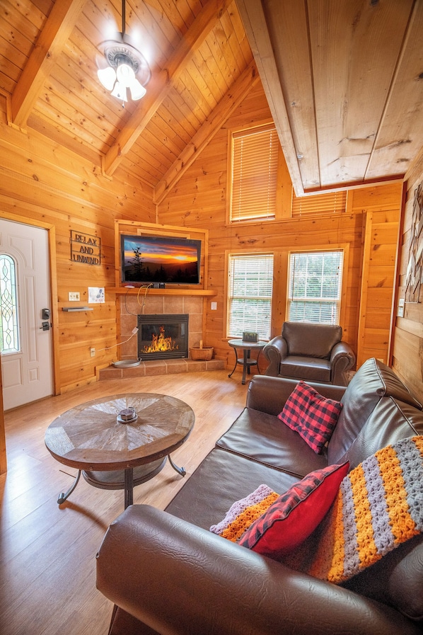 TV, fireplace - Tranquil 2BD Cabin w/ HOT TUB! Arcade + Near Town (Gatlinburg)
