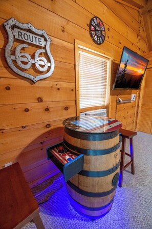 Games room - Tranquil 2BD Cabin w/ HOT TUB! Arcade + Near Town (Gatlinburg)