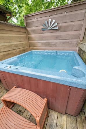 Outdoor spa tub - Tranquil 2BD Cabin w/ HOT TUB! Arcade + Near Town (Gatlinburg)