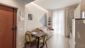 Un appartement moderne comprenant un coin repas, un canapé et une cuisine.