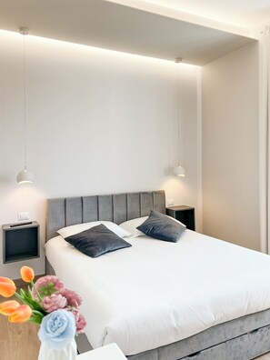 1 habitación, tabla de planchar con plancha y cuna de viaje