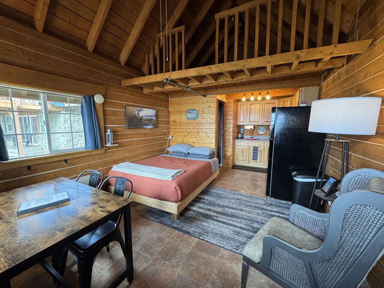 1 habitación, escritorio, tabla de planchar con plancha y cuna de viaje 