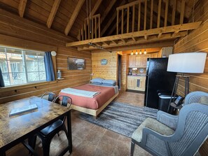 1 sovrum, skrivbord, strykjärn/strykbräda och resesäng