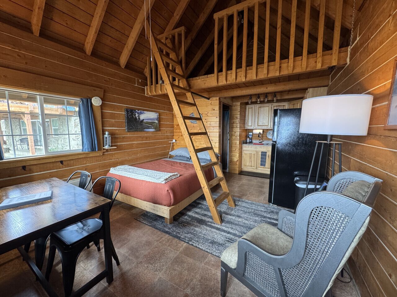 1 habitación, escritorio, tabla de planchar con plancha y cuna de viaje 