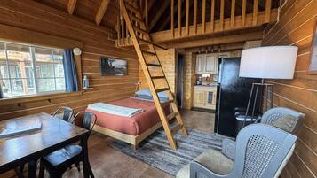 1 habitación, escritorio, tabla de planchar con plancha y cuna de viaje