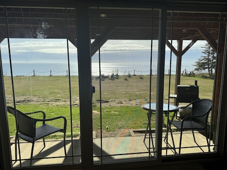 Interior. Inlet View Cottage in North Kenai