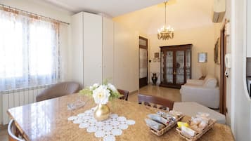 Appartamento Deluxe | Area soggiorno | TV a schermo piatto 40 pollici con canali via cavo