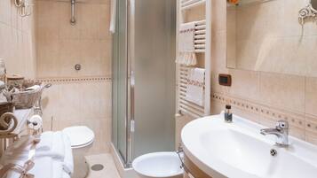 Appartamento Deluxe | Bagno | Doccia, soffione a pioggia, asciugacapelli, pantofole