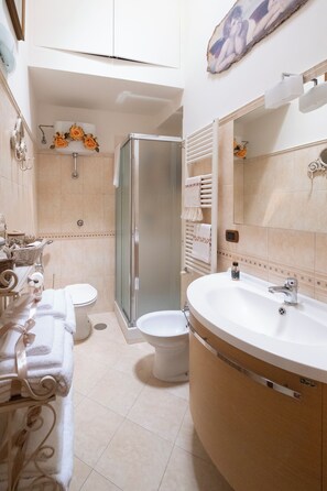 Deluxe Apartment | Bathroom | Shower, rainfall showerhead, hair dryer, bidet - A Casa dei Nonni (Pompei)