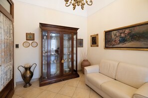 デラックス アパートメント | リビング エリア | 40 インチの薄型テレビ (ケーブル放送視聴可)