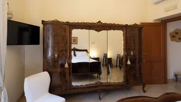 Deluxe Apartment | 1 bedroom, laptop workspace, blackout drapes, soundproofing