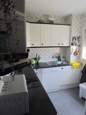 Kühlschrank, Mikrowelle, Toaster, Kochgeschirr/Geschirr/Besteck