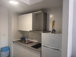 Kühlschrank, Mikrowelle, Toaster, Kochgeschirr/Geschirr/Besteck