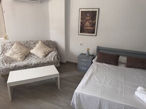 Tabla de planchar con plancha, wifi gratis y ropa de cama 