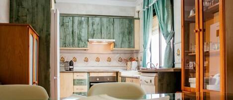 Een koelkast, een magnetron, een oven, een vaatwasser