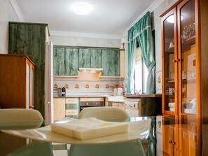 Frigorifero, microonde, forno, lavastoviglie