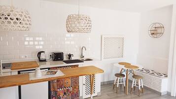 Frigorífico y utensilios de cocina