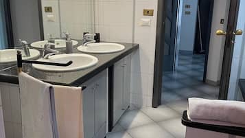 Dusche, Haartrockner, Bidet, HandtĂŒcher