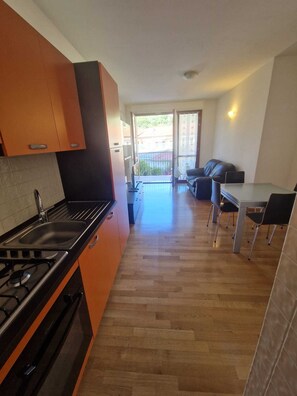 Kühlschrank, Ofen, Herdplatte, Wasserkocher mit Kaffee-/Teezubehör