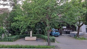 Un sendero pavimentado que conduce a un edificio con techo de tejas.