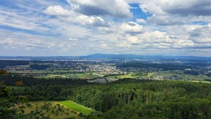 Una vista panorámica de un pueblo rodeado de exuberante vegetación y montañas.