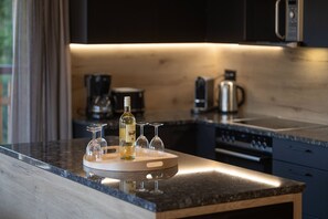 Een koelkast, een magnetron, een oven, een kookplaat