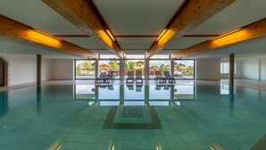 A spacious indoor swimming pool with wooden beams and a clear view of the outdoors. - Domaine des Reines C1 - Swimming pool (Haute-Nendaz)