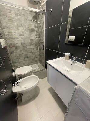 Douche, sèche-cheveux, bidet, savon