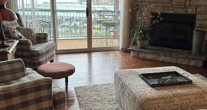 Upscale, cozy 3-bedroom lakeside condo by Old Kinderhook & Lake Valley Golf