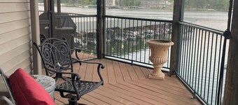 Upscale, cozy 3-bedroom lakeside condo by Old Kinderhook & Lake Valley Golf